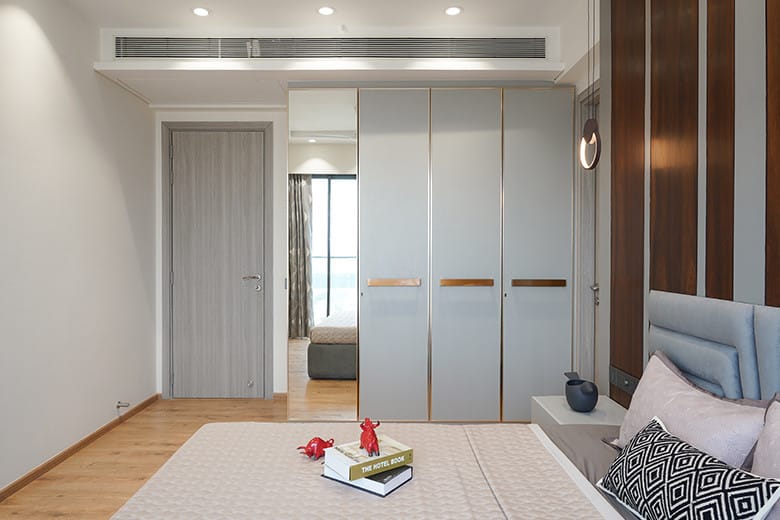 mirror-design-on-small-cupboard-in-bedroom-can-be-used-tominize-the-reflections